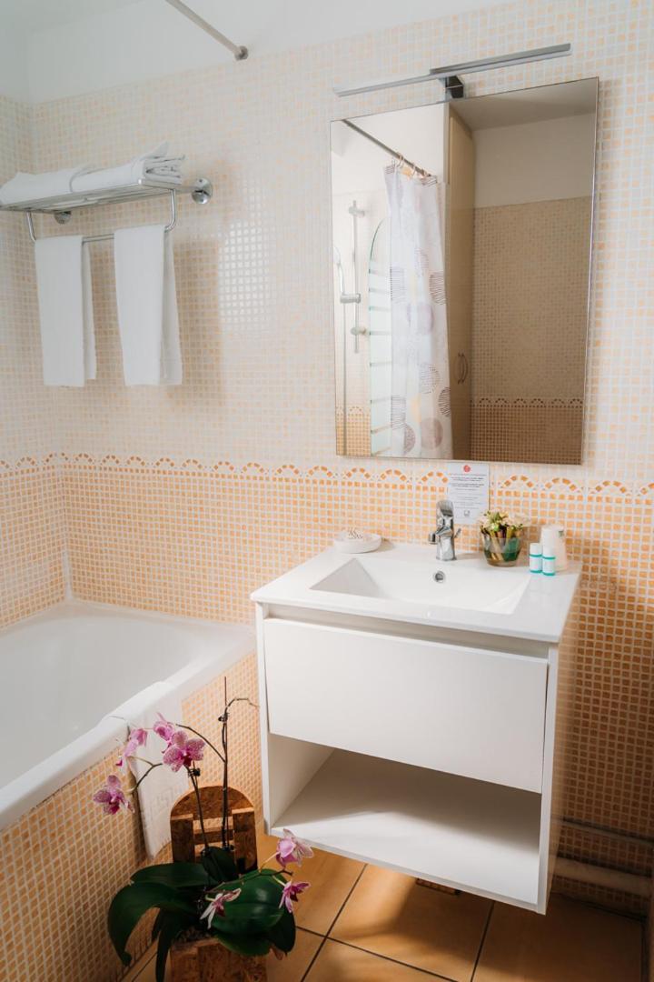Le Kerveguen Hotel Saint-Gilles-les Bains Eksteriør billede