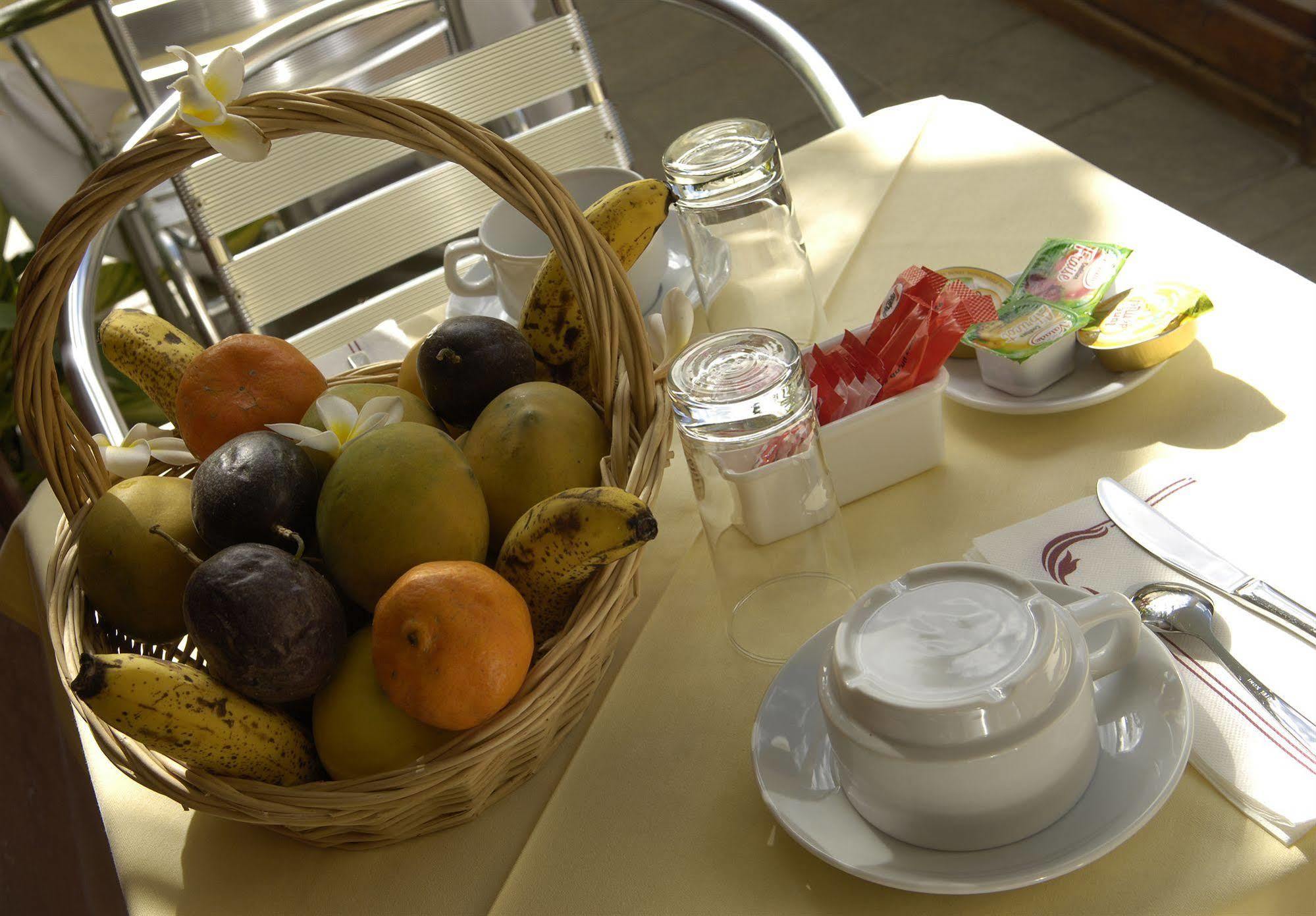 Le Kerveguen Hotel Saint-Gilles-les Bains Eksteriør billede